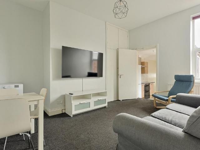 Simonside Terrace, Heaton, Newcastle Upon Tyne NE6, 5 bed maisonette to rent, £2,275 pcm | PrimeLocation