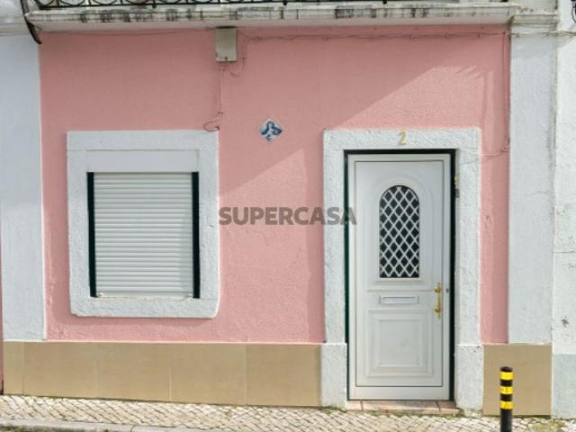 Simpática moradia no centro da vila de Fanhões