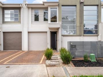 Simple Dual Level Living in Prime Outer City Pocket!