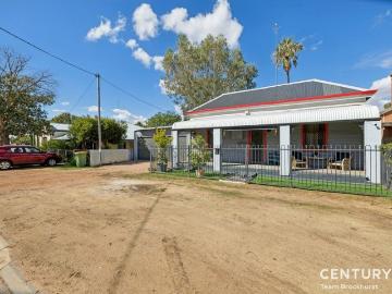 SIMPLE LIVING IN THE HEART OF TOWN