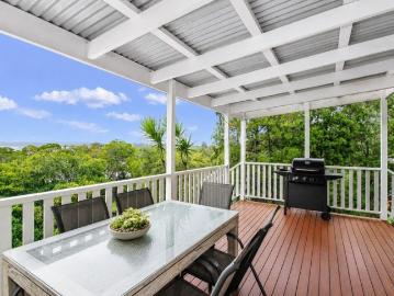Simple Near New Waterfront Living Beautiful views to Stradbroke Island