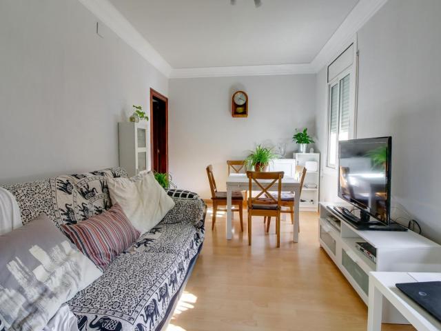 Simple single bedroom near the Congres metro