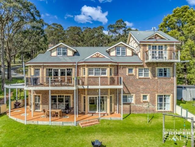 Simply Stunning Homestead with Multiple Accommodation Options!