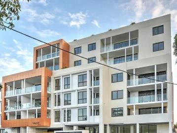 SIMPLY STUNNING IN IDEAL LOCATION !