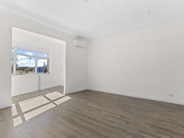 SIMPLY STUNNING Large One Bedroom with Separate entrance Enter Via Albyn St Bexley