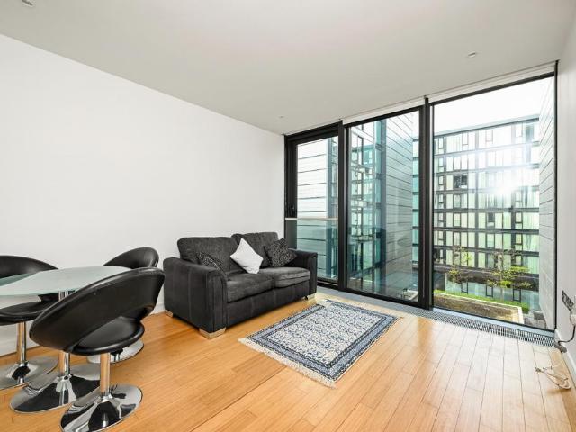 Simpson Loan, Old Town, Edinburgh, EH3 1 bed flat to rent £1,700 pcm £392 pw
