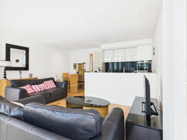 Simpson Loan, Quartermile, Edinburgh. 1 bed apartment to rent £1,800 pcm £415 pw
