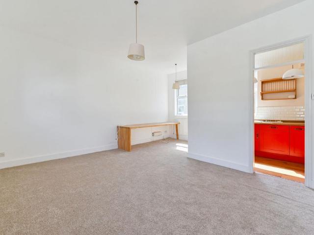 Simpson Street, Battersea, London, SW11 2 bed flat to rent £2,500 pcm £577 pw