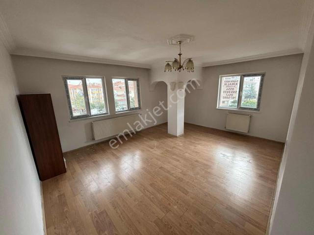 Sincan Merkezi Lokasyonda Cadde Üzeri Kiralık 3+1 Daire