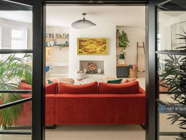 Sinclair Gardens, London, W14 2 bed flat to rent £3,400 pcm £785 pw