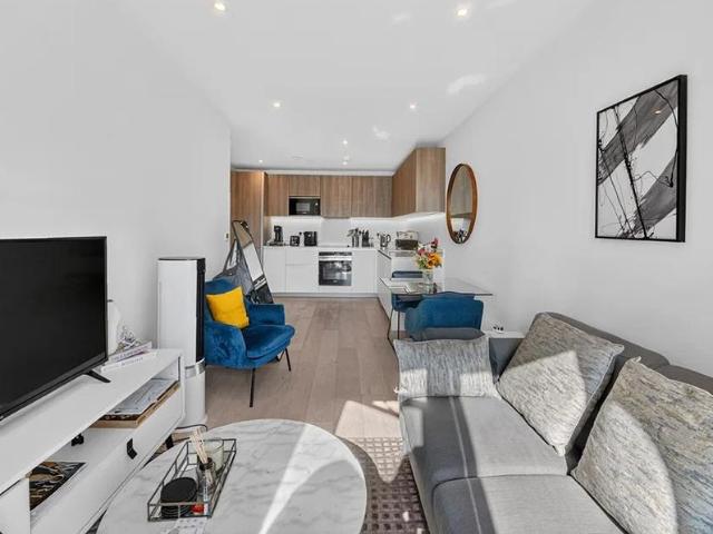 Sinclair Road London W14 1 bed flat to rent £2,800 pcm £646 pw
