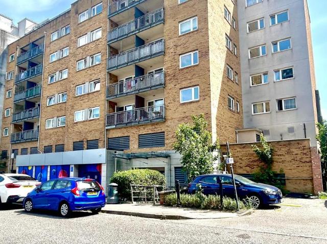 Singapore Road, London W13 1 bed flat to rent £1,700 pcm £392 pw