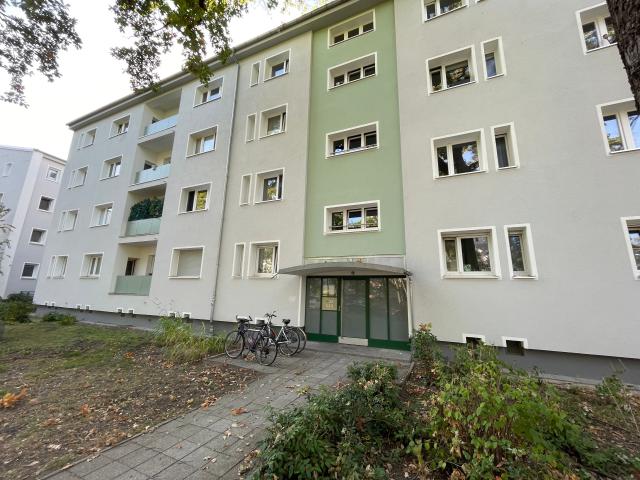 Singelwohnung mit Balkon und abgetrenntem Schlafbereich