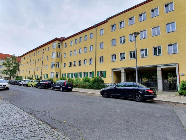 Single bed in a twin bedroom, in a 2 bedroom apartment near Prenzlauer Allee transport station