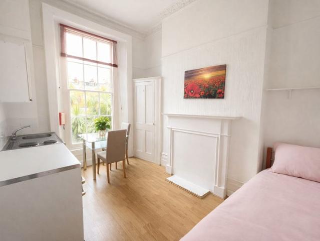 Single Bedsit in Chelsea, Kings Road Promotion