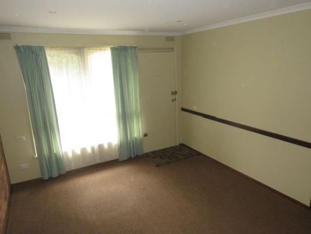 SINGLE BEDROOM UNIT IN WELL MAINTAINED COMPLEX