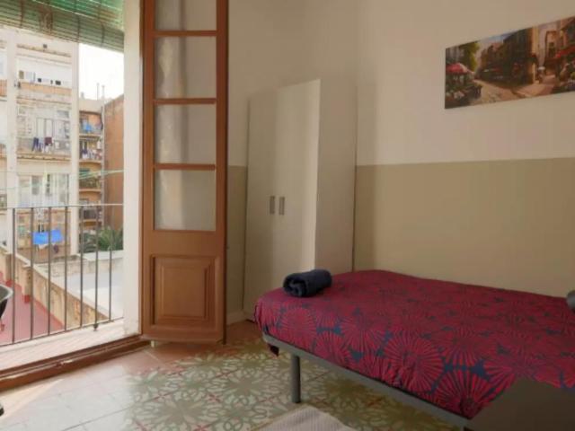 Single bedroom with a balcony, in El Raval