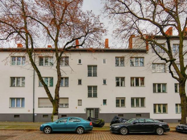 Single Bedroom with balcony in 3 bedroom Apartment