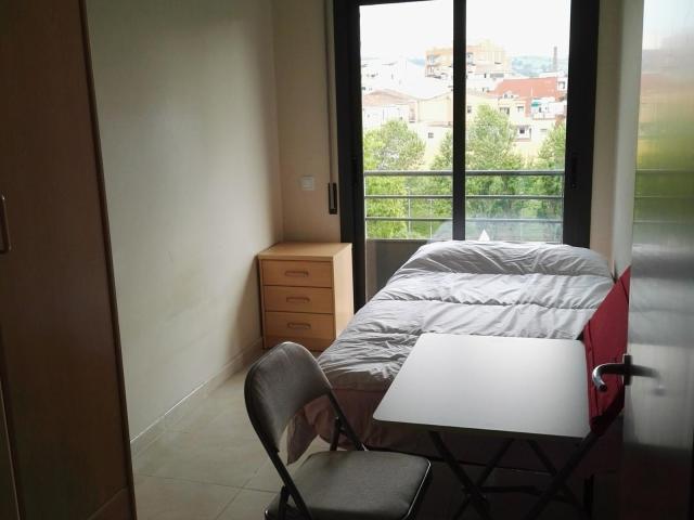 Single bedroom, with balcony, in 3 bedroom apartment