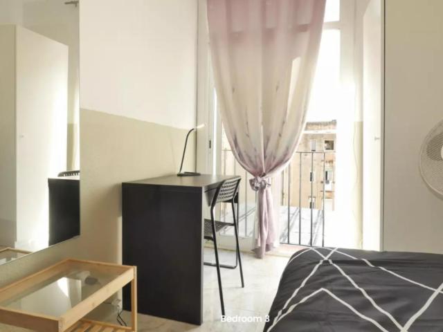Single bedroom, with balcony, in 4 bedroom apartment