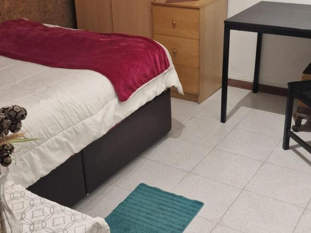 Single bedroom with interior window
