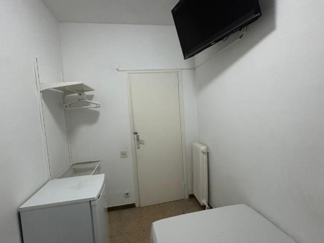 Single bedroom with interior window