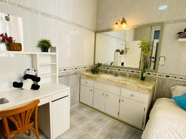 Single bedroom with shower and sink in 9 bedroom apartment