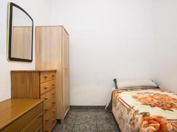 Single bedroom close to Vallcarca metro station just for a female tenant