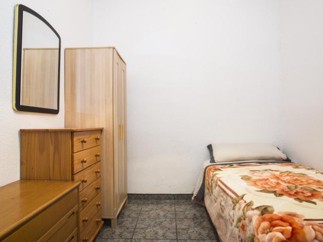 Single bedroom close to Vallcarca metro station just for a female tenant