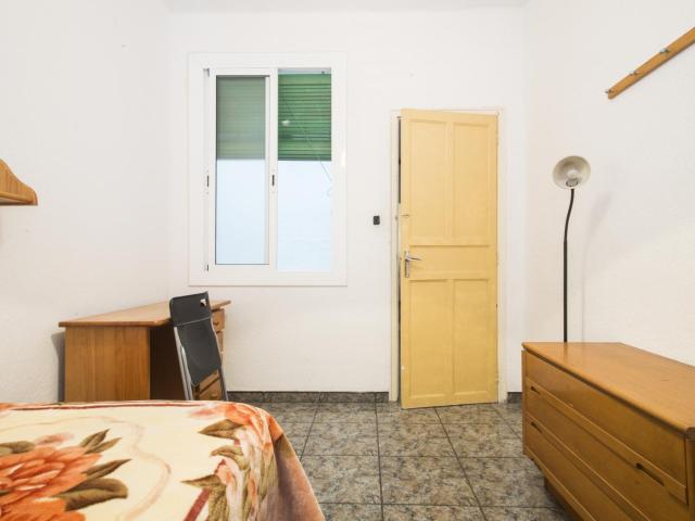 Single bedroom close to Vallcarca metro station just for a female tenant