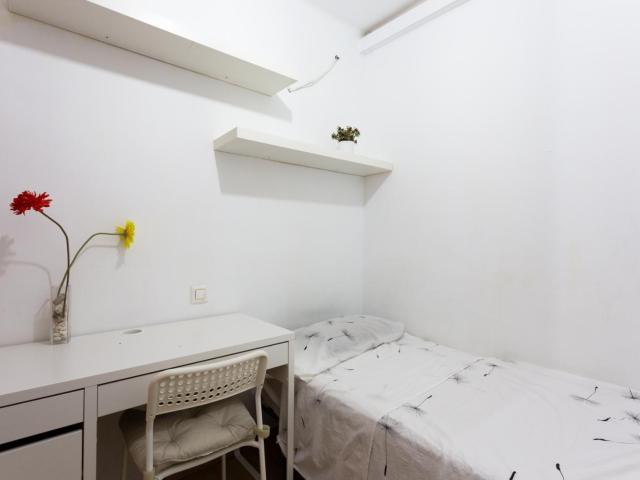 Single bedroom in 4 bedroom apartment