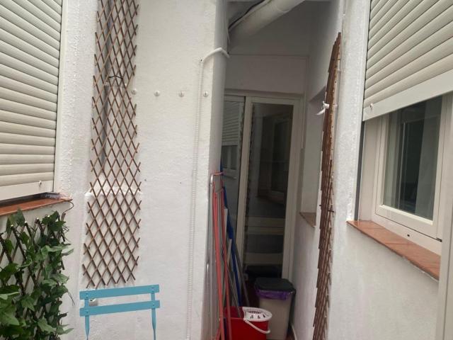 Single bedroom in 4 bedroom apartment