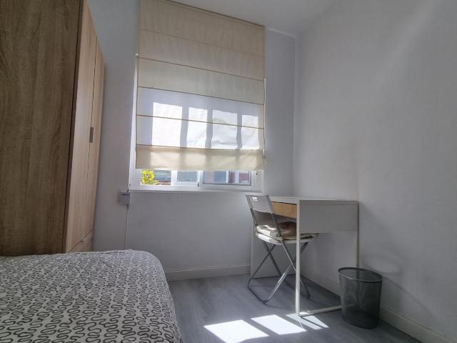 Single bedroom, in 4 bedroom apartment