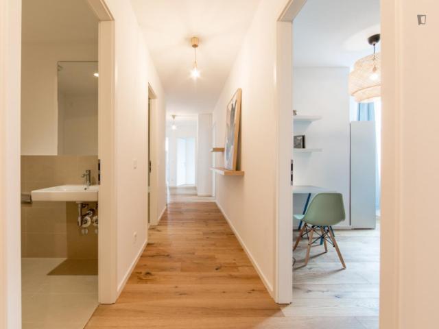 Single bedroom in 5 bedroom apartment