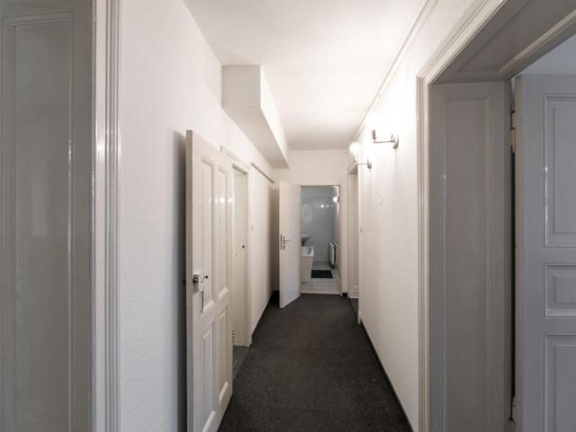 Single bedroom in 5 bedroom apartment