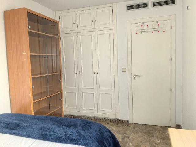 Single bedroom in 5 bedroom apartment