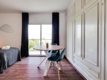 Single bedroom in 5 bedroom house