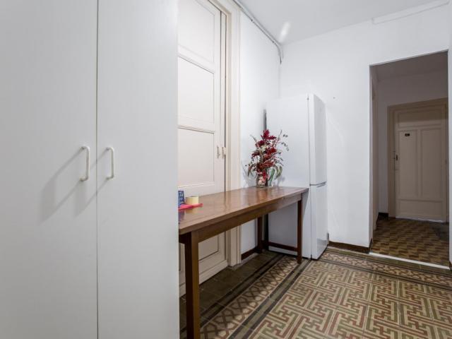 Single bedroom in 8 bedroom apartment