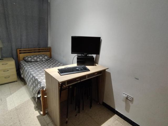 Single bedroom in 3 bedroom apartment