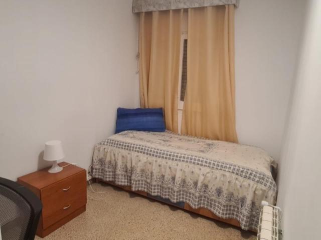 Single bedroom in 3 bedroom apartment