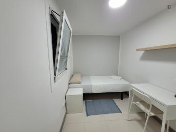 Single bedroom in 3 bedroom apartment