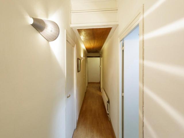 Single bedroom in a student flat, near Ciutat Universitária