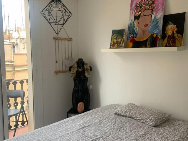 Single bedroom in a 2 bedroom apartment near Paral·lel metro station