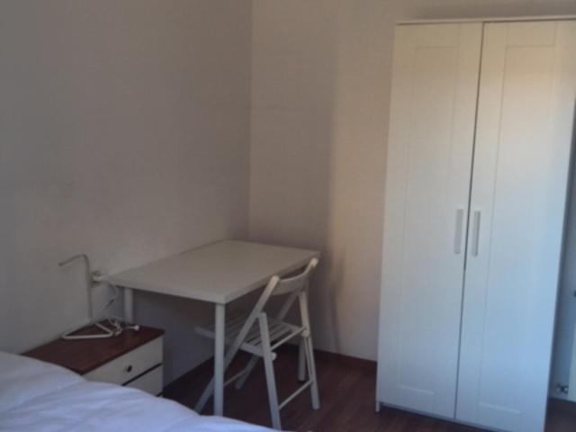Single bedroom in a 3 bedroom apartment near Jardins d'Emma de Barcelona