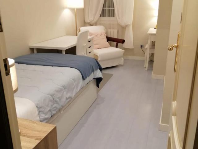 Single bedroom in a 4 bedroom apartment