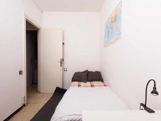 Single bedroom in a 4 bedroom apartment located in La Marina de Port