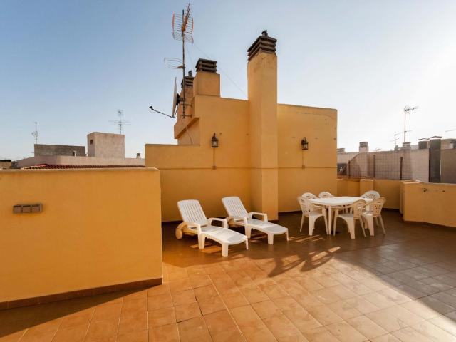 Single bedroom in a 6 bedroom apartment close to Marq Castillo train station