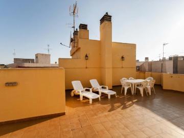 Single bedroom in a 6 bedroom apartment close to Marq Castillo train station