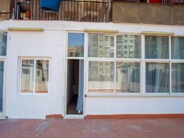 Single bedroom in a 7 bedroom flat, near the Urgell metro