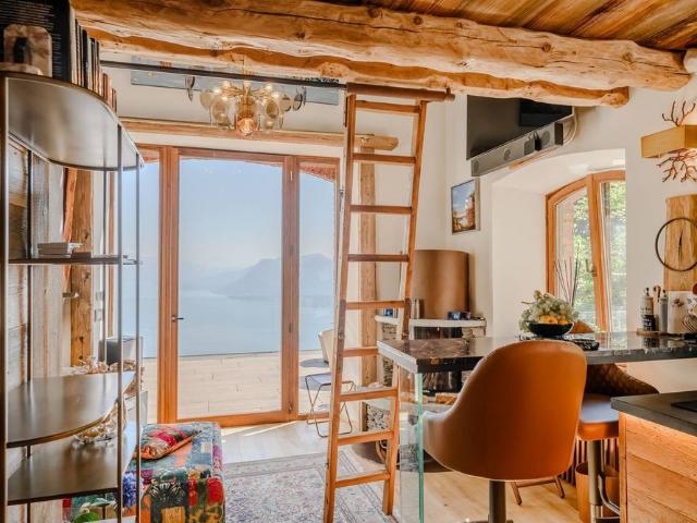 Design chalet with a view of Lake Maggiore